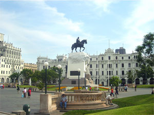 Estatua en la Plaza Mayor de Lima, Perú